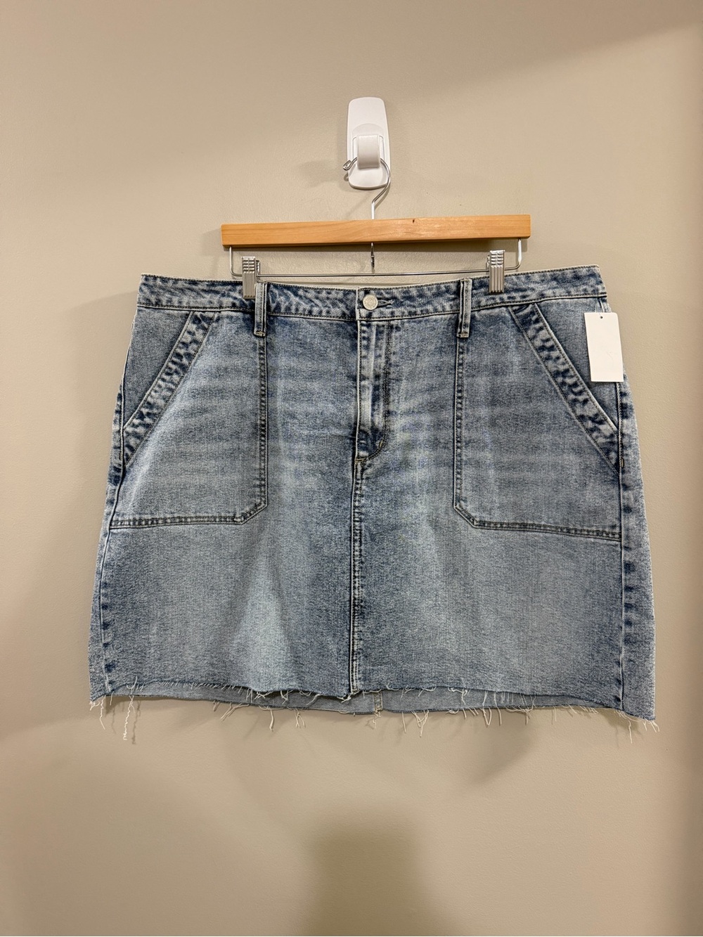 NWT Edited by Remi Bader Light Wash Denim Mini Skirt with Frayed Hem. Size 20W